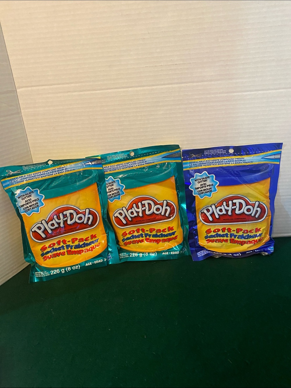 3 x Hasbro Play-Doh Soft -Pack 8oz including shape cutter ( C10 )